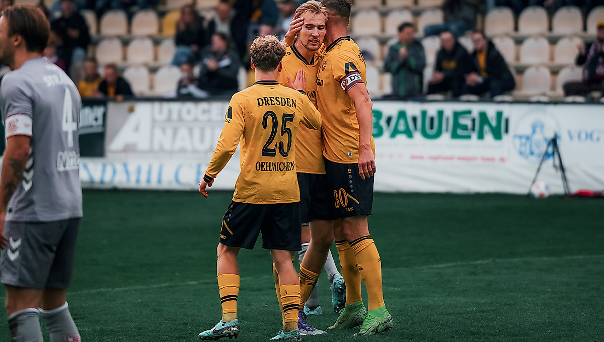 Jonas Oehmichen, Vincent Vermeij und Stefan Kutschke klatschen sich ab.