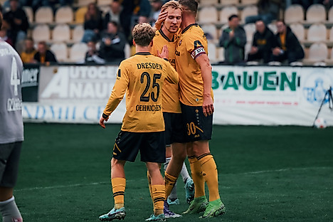 Jonas Oehmichen, Vincent Vermeij und Stefan Kutschke klatschen sich ab.