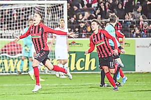 Den Treffer von Nils Petersen (vorne) zum 1:0-Sieg gegen Frankfurt und den besten Saisonstart der Geschichte bejubelt nicht nur Kollege Luca Waldschmidt. (Foto: Achim Keller)