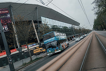 Doppeldecker-Bus vor dem Rudolf-Harbig-Stadion