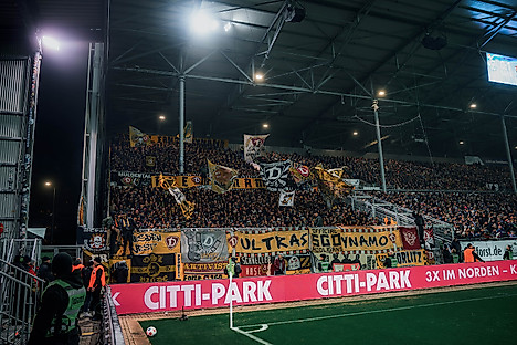 Auswärtsblock im Holstein-Stadion Kiel mit Dynamo-Fans