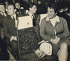 Das grüne Kleid mit dem weißen Kragen - hier getragen im Mannschaftsbus auf dem Weg nach Glasgow 1967. | Foto: Archiv Dresdner Fußballmuseum