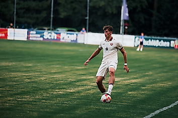 U21-Spieler Artur Willi Herrmann mit dem Ball am Fuß auf dem Rasen.