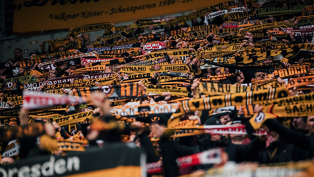 Schals, die im Block nach oben gehalten werden.