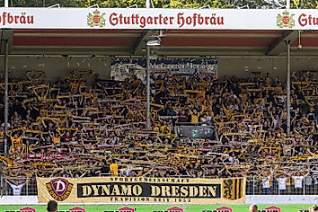 Der Gästeblock in der Voith-Arena Heidenheim gefüllt mit Fans von Dynamo Dresden