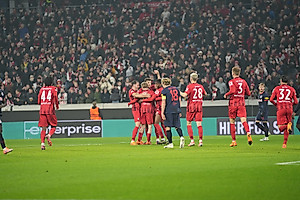 Einem Österreicher gelingt der Siegtreffer gegen RB Salzburg. Philipp Lienhart trifft zum 1:0-Erfolg, Julian Schuster hat bekommen, was er gefordert hat: "Ich habe gesagt, ich will Herz sehen, das war da." Und mit dem Sieg ist klar: Der SC ist auch nach der Ligaphase in der Europa League dabei. 