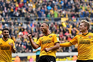 Gogia bejubelt mit Stefaniak und Aosman sein 4:0.