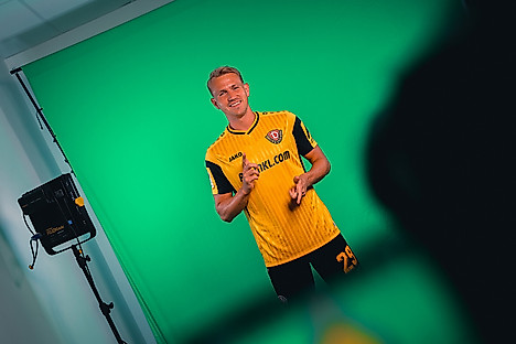 Lukas Boeder macht seine Gebärde in die Kamera.