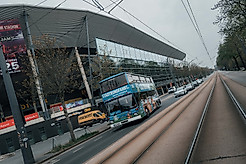 Doppeldecker-Bus vor dem Rudolf-Harbig-Stadion