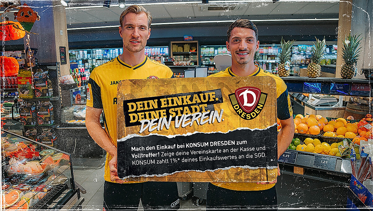 Vincent Vermeij und Nicolai Rapp mit einer XXL-Konsum-Vereinskarte im KONSUM-Markt.