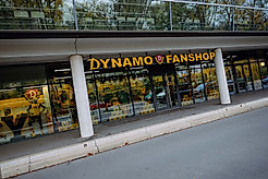 Der Schriftzug des Dynamo Fanshops am Rudolf-Harbig-Stadion.