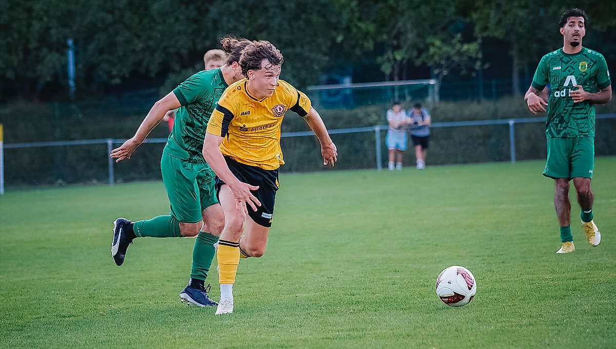 Ein Dynamo-Spieler dribbelt mit dem Ball.