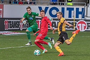 Lucas Röser mit der großen Chance zum 3:0.