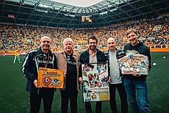 Vertreter des SGD-Jugendrates, der Nachwuchs Akademie sowie dem Vorstand von Budissa Bautzen bei der Übergabe der Kooperationsplakette im Stadion.