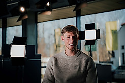 Jonas Sterner vor Scheinwerfern im Pressekonferenzraum.