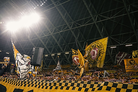 Fahnen und Schals im K-Block des Rudolf-Harbig-Stadions