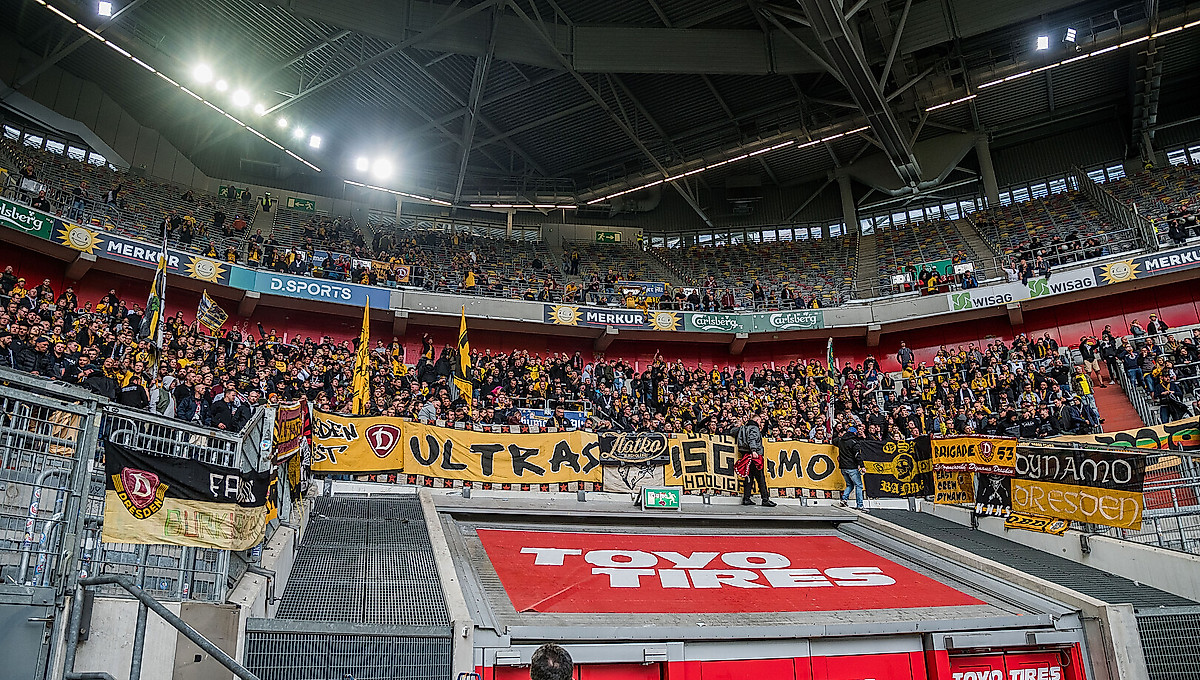 Dynamofans in der Merkur-Spiel-Arena Düsseldorf