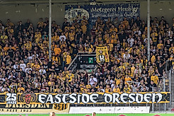 Gästeblock in der Heidenheimer Voith-Arena gefüllt mit Dynamo-Fans.