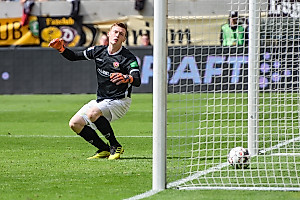 Markus Schubert muss den Elfmeter zum 0:1 hinnehmen