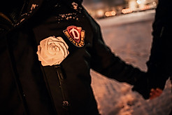 Eine weiße Rose an einer Dynamo-Jacke