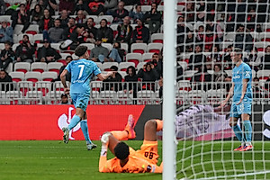 Wenige Zuschauer, platte Bälle und ein Rückstand in Nizza. Aber der Sport-Club beweist Moral und dreht die Partie in Südfrankreich nach Toren von Johan Manzambi, Vincenzo Grifo und Derry Scherhant. 