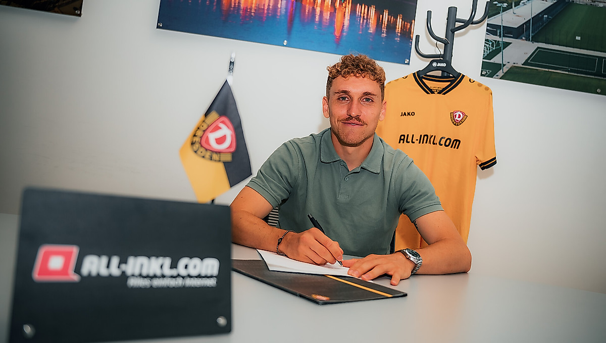 Spieler Luca Herrmann unterschreibt seinen Vertrag.