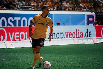 Jakob Lemmer hat den Ball am Fuß.