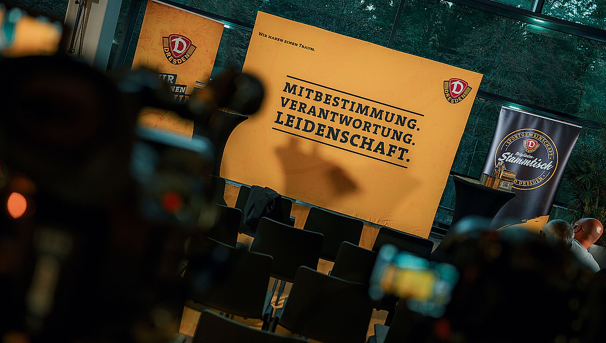 Leinwand beim Mitgliederstammtisch