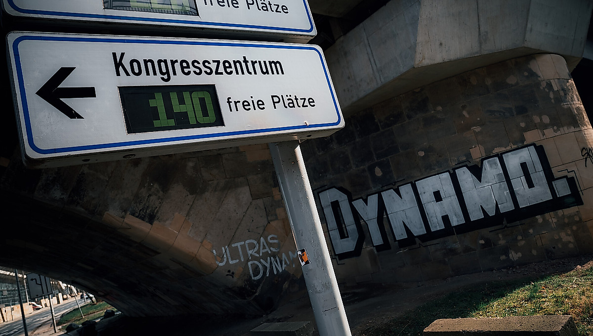 Verkehrsschild zeigt. wie viele Parkplätze am Kongresszentrum noch frei sind