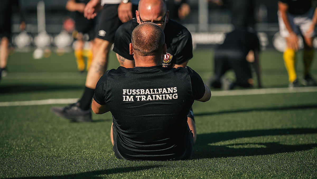 Dynamofans machen Sit-Ups.