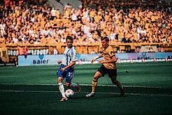 Christoph Daferner im Zweikampf mit einem Spieler des FC Schalke 04.