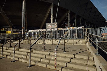 Der Aufgang zum Eingangsbereich Arnholdbad des Rudolf-Harbig-Stadions.
