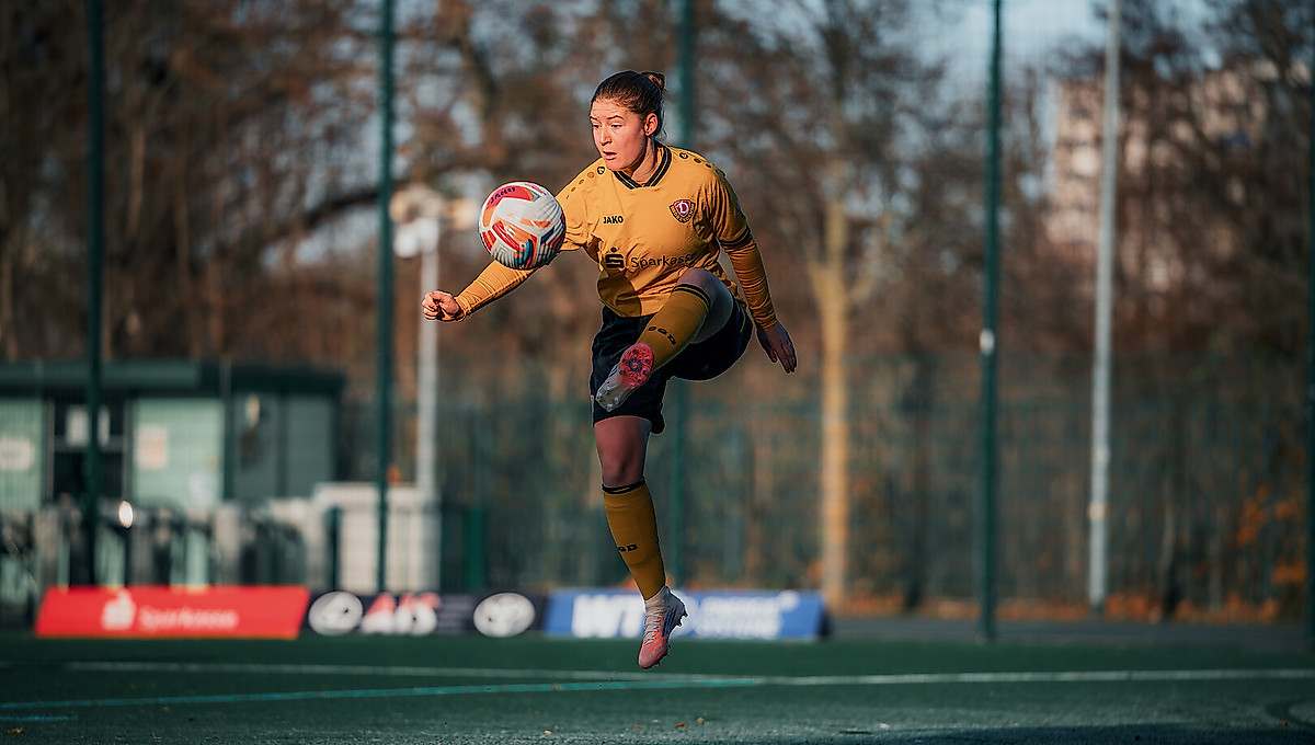 Die Dynamo-Spielerin Patricia Appel bei der Ballannahme im Spiel.