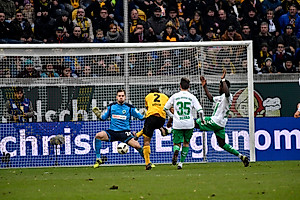Kurz vor Schluss erzielt Gogia das wichtige 2:0.