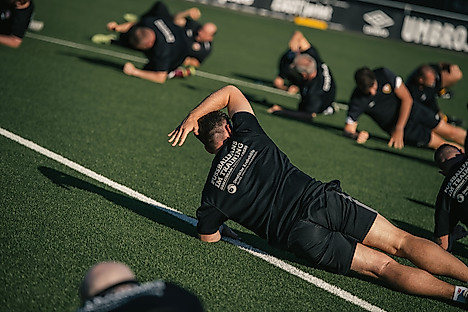 Ein Mensch beim Sport. Er macht einen Seitstütz.