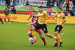 Schmidt im Laufduell mit Leipertz.