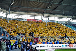 2.300 Dynamo-Fans unterstützten ihre Mannschaft akustisch und optisch herausragend.