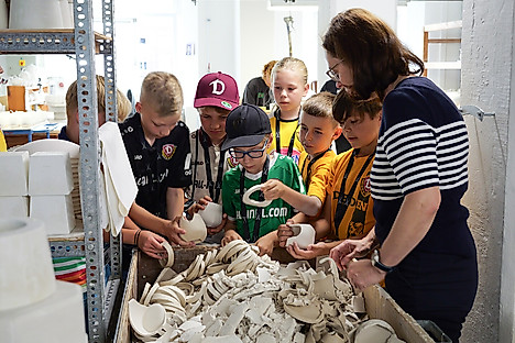 Kinder bei einer Führung in der Porzellanmanufaktur MEISSEN