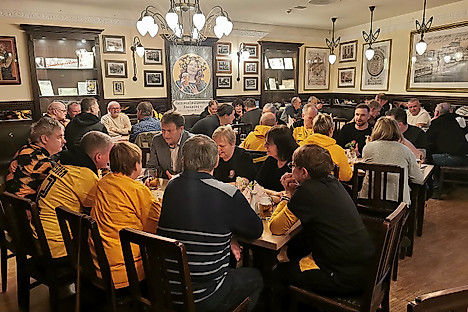 Eine Gruppe Dynamo-Fans in einem Restaurant