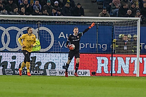 SGD-Torwart Markus Schubert dirigiert seine Vorderleute