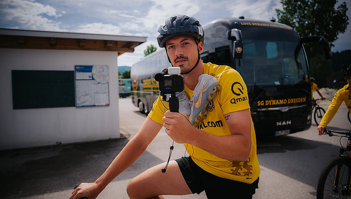 Nicolai Rapp mit der Kamera in der Hand auf dem Fahrrad.