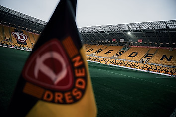 Der Blick von der Eckfahne ins Rudolf-Harbig-Stadion.