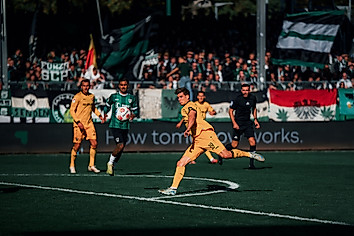 Alexander Rossipal holt zum Schuss aus.