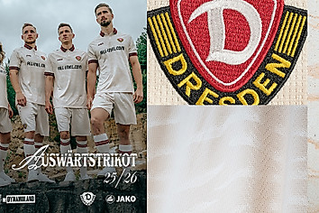 Eine Fußballerin und drei Fußballer im neuen altweißen Auswärtstrikot für die Saison 2025/26.