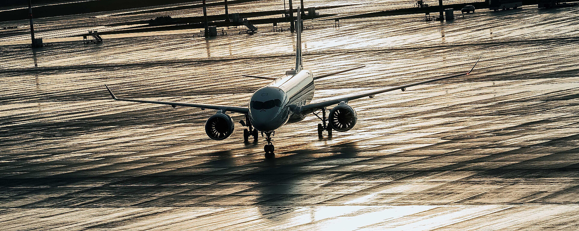 Ein Flugzeug am Flughafen.