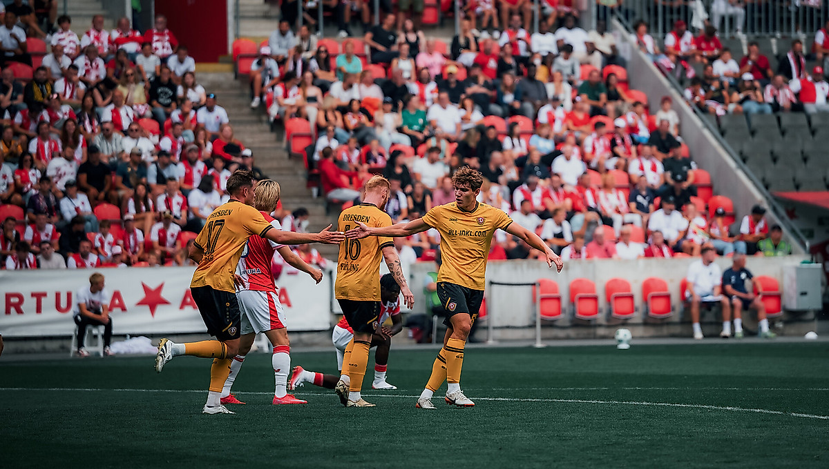 Friedrich Müller und Nils Fröling klatschen nach einem Treffer miteinander ab.