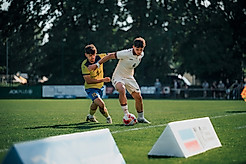 Dynamos U21-Spieler Rick Wuchrer im Zweikampf mit einem Spieler von Dresden Laubegast.