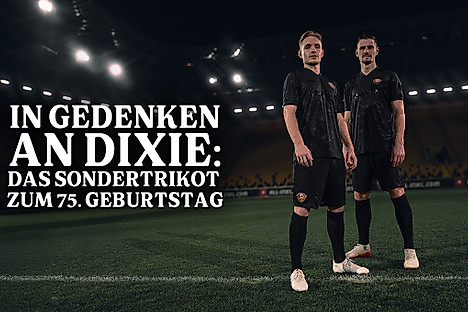 Tony Menzel und Stefan Kutschke im schwarzen Sondertrikot, das Vereinslegende Dixie Dörner gedenkt.