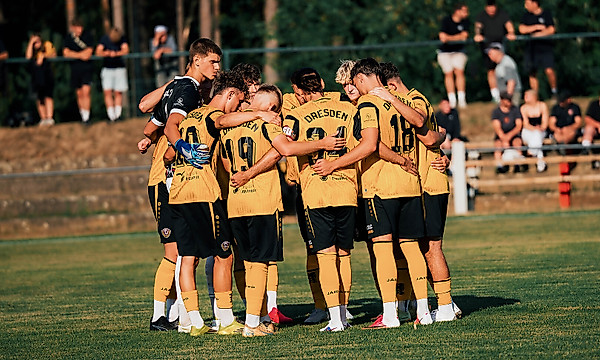 Ein Mannschaftskreis einer Dynamo-Nachwuchsmannschaft.