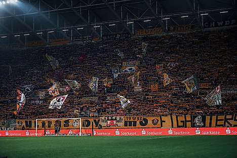 Schalparade und Fahnenmeer im K-Block des Rudolf-Harbig-Stadions